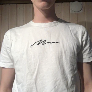 Basic t-shirt - En enkel t-shirt ifrån boohoo man. Storlek L men känns som S/M. Samfraktar gärna