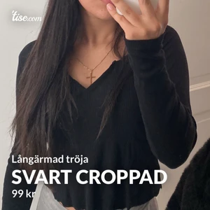 Svart croppad tröja - Svart croppad tröja som passar till det mesta Passar både XS och S (På andra bilden ser den fläckig ut med det är bara spegeln, på sista och första ser man att den inte är det) Kontakta mig vid mer frågor och bilder