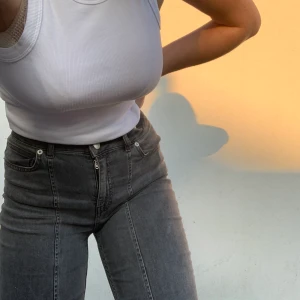 Stretchiga jeans från AFJ x NAKD - Grå stretchiga jeans med sömmar på framsidan. De är designade av influenserna med i AFJ. Eftersom de är stretchiga ger de även en jättebra passform. Ord pris 500kr🥰