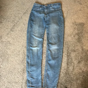 Jeans - Högmidiade jeans från h&m storlek 36 använda ca 5 gngr. Finns en liten vit fläck på vänster ben men de syns knappt. Pris 100kr+ frakt