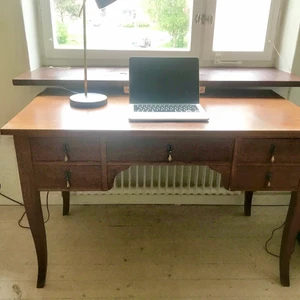 Vintage skrivbord  - Jättefint vintage skrivbord med fem lådor (nyckel finns). Mått: 120x65x77. Fint skick! Finns att hämta i Hägersten. 