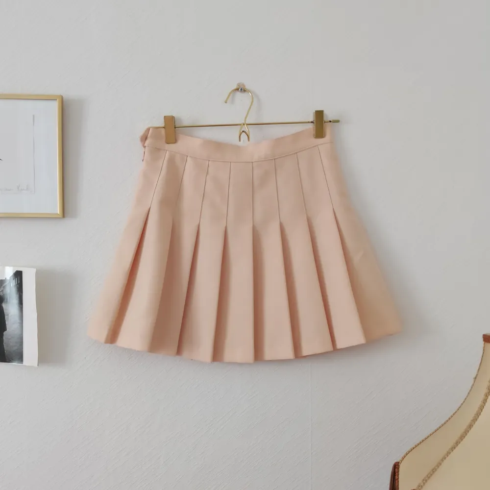 Ljusrosa/peach tenniskjol från American Apparel i storlek Medium. Perfekt för sommaren. Jag skickar mot frakt på 45kr :). Kjolar.