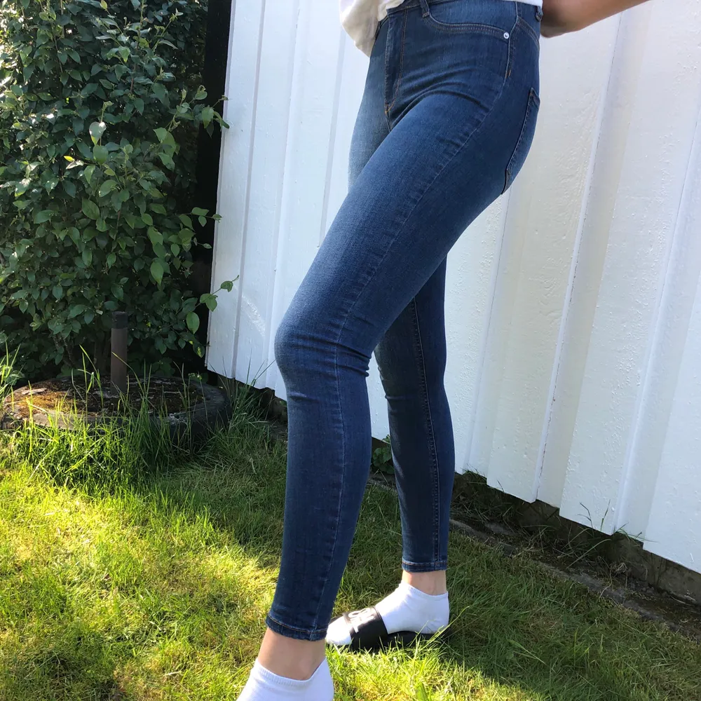 Jättesnygga ”Molly High Waist Jeans” som har används ett fåtal gånger men tyvärr inte fått någon mer användning. 🌸 Jag som har på mig jeansen är 175cm 🦋 (köparen står för frakt). Jeans & Byxor.