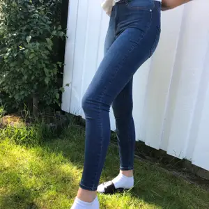 Jättesnygga ”Molly High Waist Jeans” som har används ett fåtal gånger men tyvärr inte fått någon mer användning. 🌸 Jag som har på mig jeansen är 175cm 🦋 (köparen står för frakt)