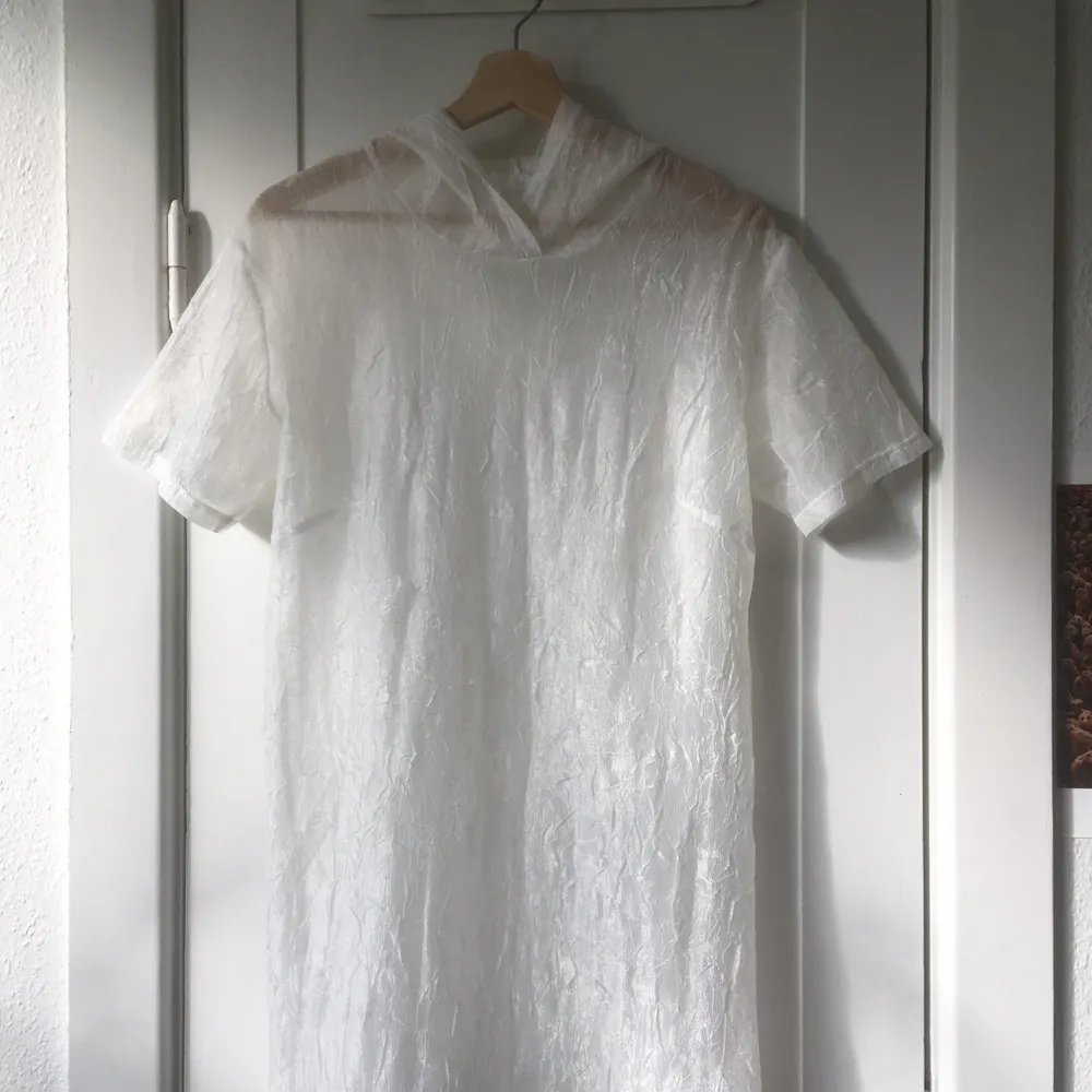 Halvtransparent vit klänning/blus med huva. Köpt i dansk vintagebutik.. Blusar.