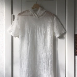Blus/klänning med huva - Halvtransparent vit klänning/blus med huva. Köpt i dansk vintagebutik.