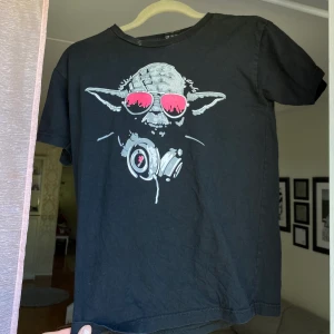 Svart T-shirt med tryck - Säljer denna tröja i storlek s, frakt: 66kr hör av dig om du är intresserad💓💓 om många vill ha den blir det budgivning kram🥰