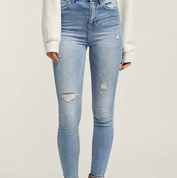 Dessa jättefina skinny jeans säljer jag nu då de inte längre passar. De är måttligt använda, men skulle säga att de fortfarande är i mkt gott skick. På 3:e bilden syns det hur slitningar ser ut i verkligheten! Pris: 80kr+55kr frakt. Jeans & Byxor.