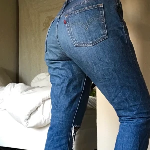 Levi’s 501  - Säljer mina favoritbyxor från Levi’s i modellen 501 då de ej passar längre. Bilderna gör ej jeansen rättvisa då de inte längre sitter bra. Klippt hål i knät och klippt av dem vid anklarna. Är 168cm lång. Köparen står för frakt 