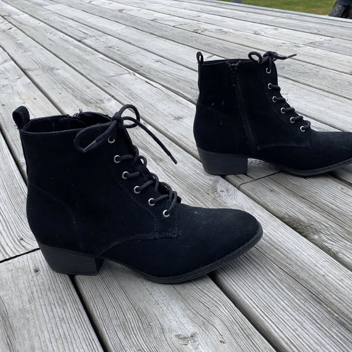 Svarta finskor ifrån Deichmann strl 35