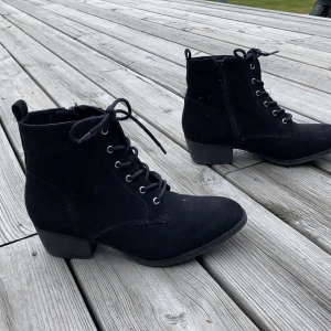 Svarta finskor ifrån Deichmann strl 35 - Fräscha svarta skor med en liten klack endast använda fåtal gånger, säljer pågrund av att dom blev försmå. Frakt tillkommer