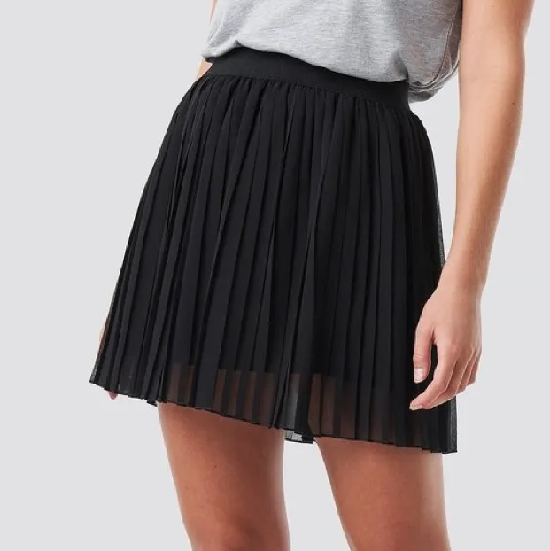 Säljer mina fina prisserade kjol ifrån NA-KD. Använd ett fåtal gånger men var för lite redan när jag fick hem den så valde nu att sälja den istället. !Bilder tagna från NA-KD’s hemsida! Frakt tillkommer📦. Kjolar.