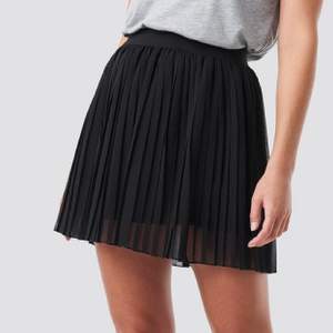 Säljer mina fina prisserade kjol ifrån NA-KD. Använd ett fåtal gånger men var för lite redan när jag fick hem den så valde nu att sälja den istället. !Bilder tagna från NA-KD’s hemsida! Frakt tillkommer📦