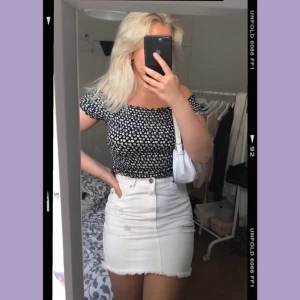 Jeans kjol - Säljer min vita jeanskjol med slitningar från nly jeans💜💜 exakt likadan som den på bilden fast i storlek 34, kjolen på bilden är i storlek 36. Använd 2-3 gånger så den är precis som ny. Frakten ingår inte i priset🌸