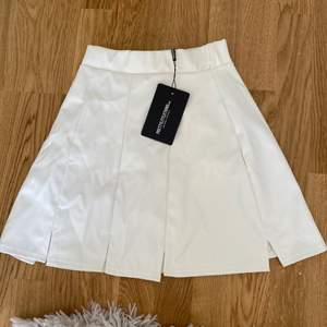 SuperSöt vit utsvängd kjol från Pretty Little Thing😍 aldrig använd och stl 34😚 materialet är i läder/skinn imitation 🙏🏽