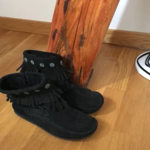 Knappt använda minnetonkas! - Minnetonkas som bara är använda ett fåtal gånger! Jättesnygga men tyvär inte min stil längre! Nypris 80 kr! Kan mötas upp i Stockholm annars står köparen för frakt