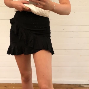 H&M volangkjol - Svart volangkjol med omlottdrapering från H&M. Passar till allt! En superfin mini till sommaren. Storlek XS men passar också en S och troligen en M då den är mycket stretchig. Hör av er vid intresse! 🦋💓