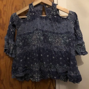 Hollisterblus - Blus från hollister! Supersnygg, öppning i ryggen och bara axlar. Skönt luftigt material och perfekt till sommaren