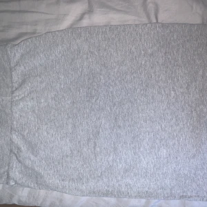 Grå kjol  - Grå tight kjol i storlek S, vet ej vart den kommer ifrån då lappen är bortklippt. Det tillkommer en summa för frakt, skriv för frågor💞