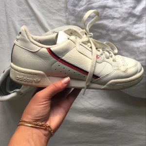 Adidas Continental 80’s - Äggvita Adidas, använda ett fåtal gånger. Så gott som nyskick