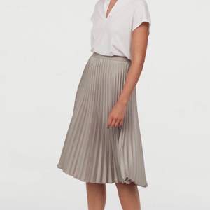 Säljer denna gråbeiga plisserade kjol från h&m, storlek 36! Nypris 399, säljes för 150kr