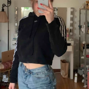  - Snygg croppad hoodie från adidas aldrig använd, sjukt snygg till eller par blåa jeans☺️