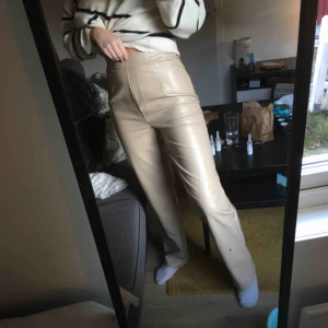  - Skinn-imitationsbyxor i en beige färg! De är så coola och har jättefin passform! De är lite skrynkliga nu eftersom de legat i en låda ett tag!