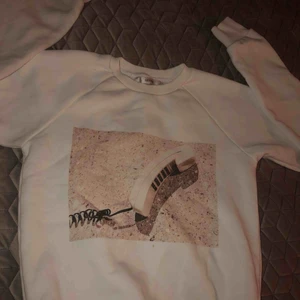  - En mysig tjocktröja med ett coolt tryck både fram och bak, är i nytt skick.