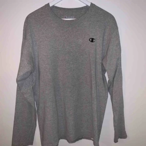  - Champion långärmad t-shirt,  skick 8/10 knappt använd Köparen står för frakten 