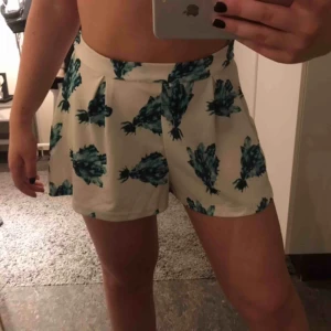  - Så sjukt snygga flowiga shorts med blommor, tyvärr lite för stora för mig🤍 30kr