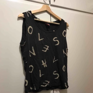  - Passar både S och M, beroende på hur man vill att den ska sitta. Köparen står för fraktkostnaden.