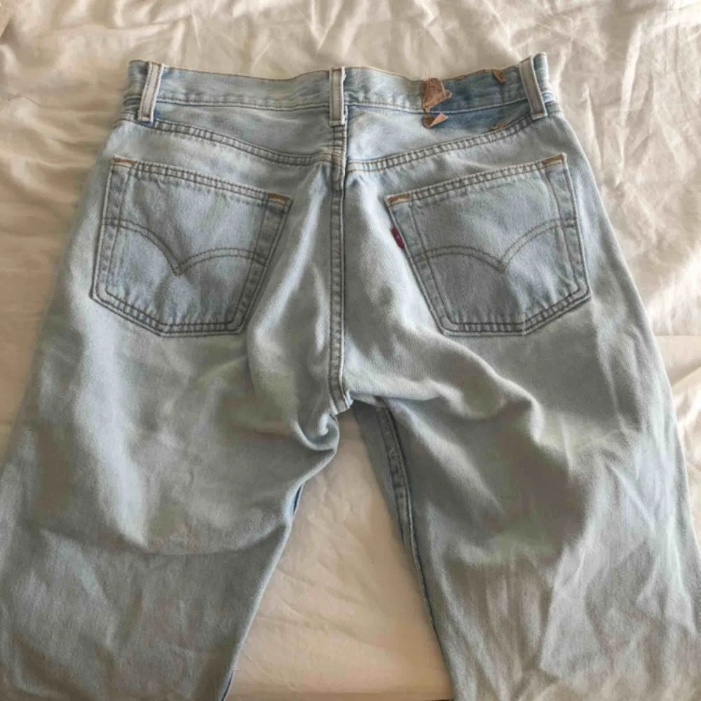 Blåa vintage jeans från Levis med raka ben 🌾 köpta secondhand ⭐️ köparen står för frakten 🖤. Jeans & Byxor.