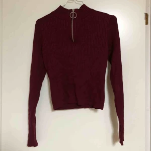  - Polotröja med dragkedja från HM. Använd en gång på en skolavslutning så i nyskick. Köpare står för frakt