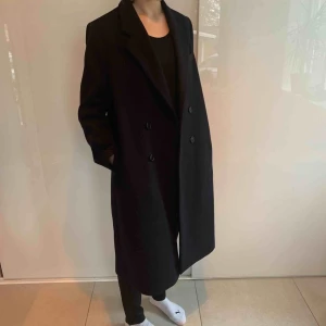  - En stilren och jättefin kappa från Filippa K nästan aldrig använd, inköpt för 4000kr 🥺🥺.  70% ull, 30% polyamid