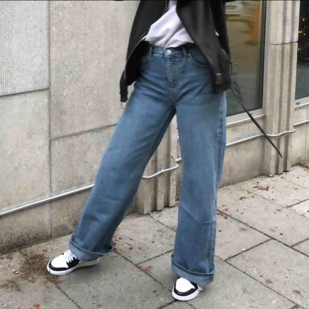 Skitsnygga oversized jeans från weekday. Köpta här på plick, men har själv aldrig använt dem. Frakten är inkluderad i priset! (Bilderna är från original annonsen)  . Jeans & Byxor.