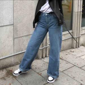 Skitsnygga oversized jeans från weekday. Köpta här på plick, men har själv aldrig använt dem. Frakten är inkluderad i priset! (Bilderna är från original annonsen)  