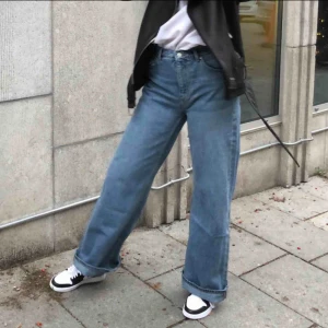 WEEKDAY jeans oversize - Skitsnygga oversized jeans från weekday. Köpta här på plick, men har själv aldrig använt dem. Frakten är inkluderad i priset! (Bilderna är från original annonsen)  