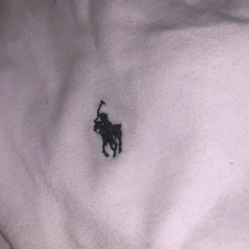 Säljer denna fake Ralph Lauren kofta i färgen vit. Den är använd 1 gång och är i bra skick! Passar XS och S då den är lite oversized. 100kr ink frakt eller möts i Stockholm för 50kr. DM:a vid intresse eller frågor. . Tröjor & Koftor.