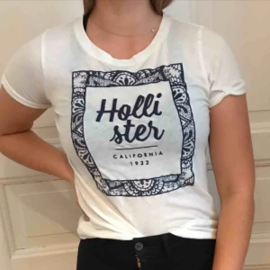  - Fin vit hollister t-shirt 