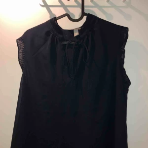  - Fin marinblå blus från hm. Köparen står för frakten 