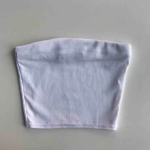  - Fin och gullig oanvänd bandeau topp ifrån Boohoo! I vit och matchar vilken outfit som helst💞 GRATIS frakt!!😅 DM vid intresse!! BUD PÅ 75kr💞