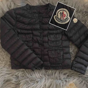  - ÄKTA MONCLER ( har bevis på äkthet) vår jackan i super bra skick, helt som ny. Jackan är i princip ny då jag fåt bara 2-3 gånger tillfälle att använda den.