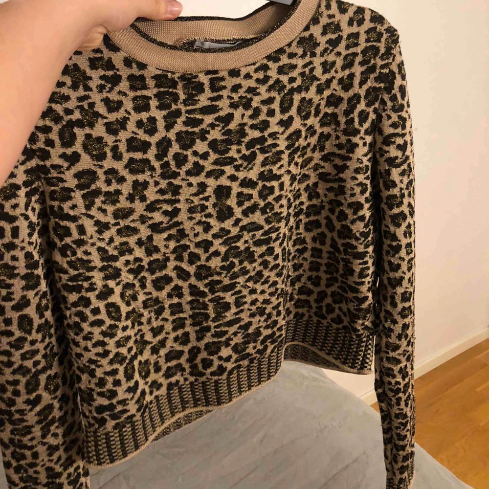En super fin leopard tröja, lite kortare i modellen🥰. Toppar.