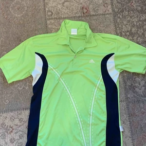  - Jättefin vintage adidas tröja i storlek M! Stretchigt material, passar nog även L. Köpt second hand, men är i bra skick och är endast använd 1 gång av mig.💕  Frakt ingår ej i priset.