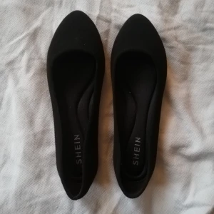 Helt nya ballerinaskor - Ballerinaskor från Shein, helt oanvänds pga fel storlek. Står size 8 i dem, men uppskattar dem till ca 38 i svenska storlekar. Fejk-mocla material, svarta. 