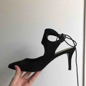  - Svarta klackskor med snören storlek 40, klackar ca 7,5cm. Knappt använda, mycket gott skick :) kan skickas eller mötas upp i Stockholm. 