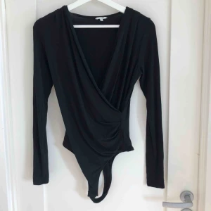  - Väldigt fin långarmad body köpt i Köpenhamn. Bodyn går att knäppa upp. Använd fåtal gånger. Köparen står för frakt 🌸