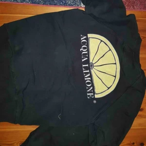  - Svart acqua limone ser urtvättad ut men det är bara kameran den är som ny! Frakt tillkommer 