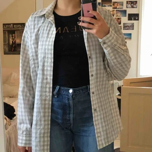  - Beige rutig skjorta köpt på Beyond Retro!
