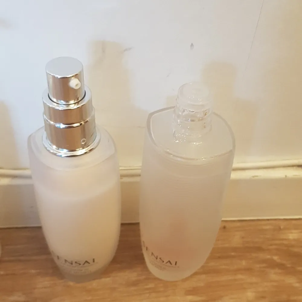 Sensai ansiktsprodukter för torr hy. *Milky soap rengöring (cirka 3/4 kvar mkt dryg) **cleansing oil rengöring (1/4 kvar)  ***Fuktighetskräm (3/4 kvar) **Ansiktsbalsam(vatten, 1/4 kvar. Mycker bra pris. Bara ansiktskrämen kostar ca 700 kr. . Accessoarer.